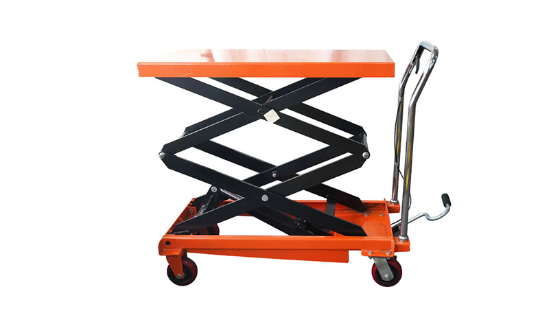 Jakie kontrole należy wykonać przed obsługą hydraulicznego stołu podnośnego?