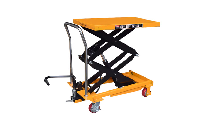 W jaki sposób mały hydrauliczny wózek podnoszący podnosi silnik?